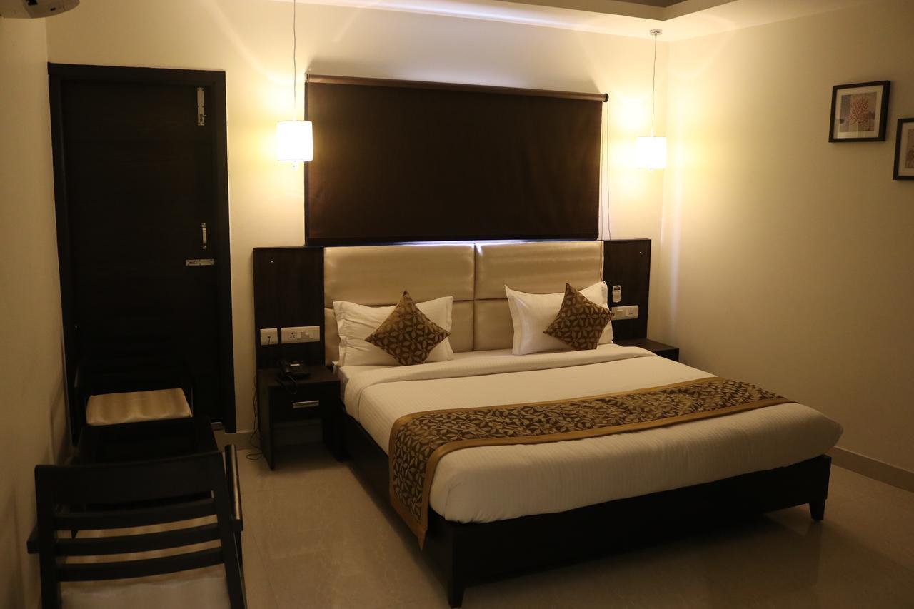 Hotel Solitaire Chinhat Экстерьер фото