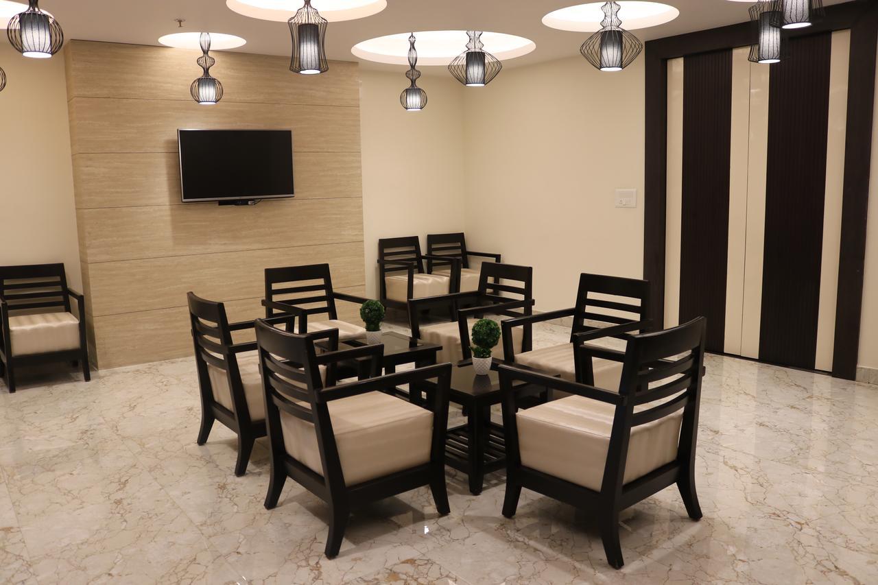 Hotel Solitaire Chinhat Экстерьер фото