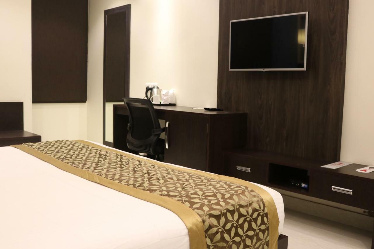 Hotel Solitaire Chinhat Экстерьер фото