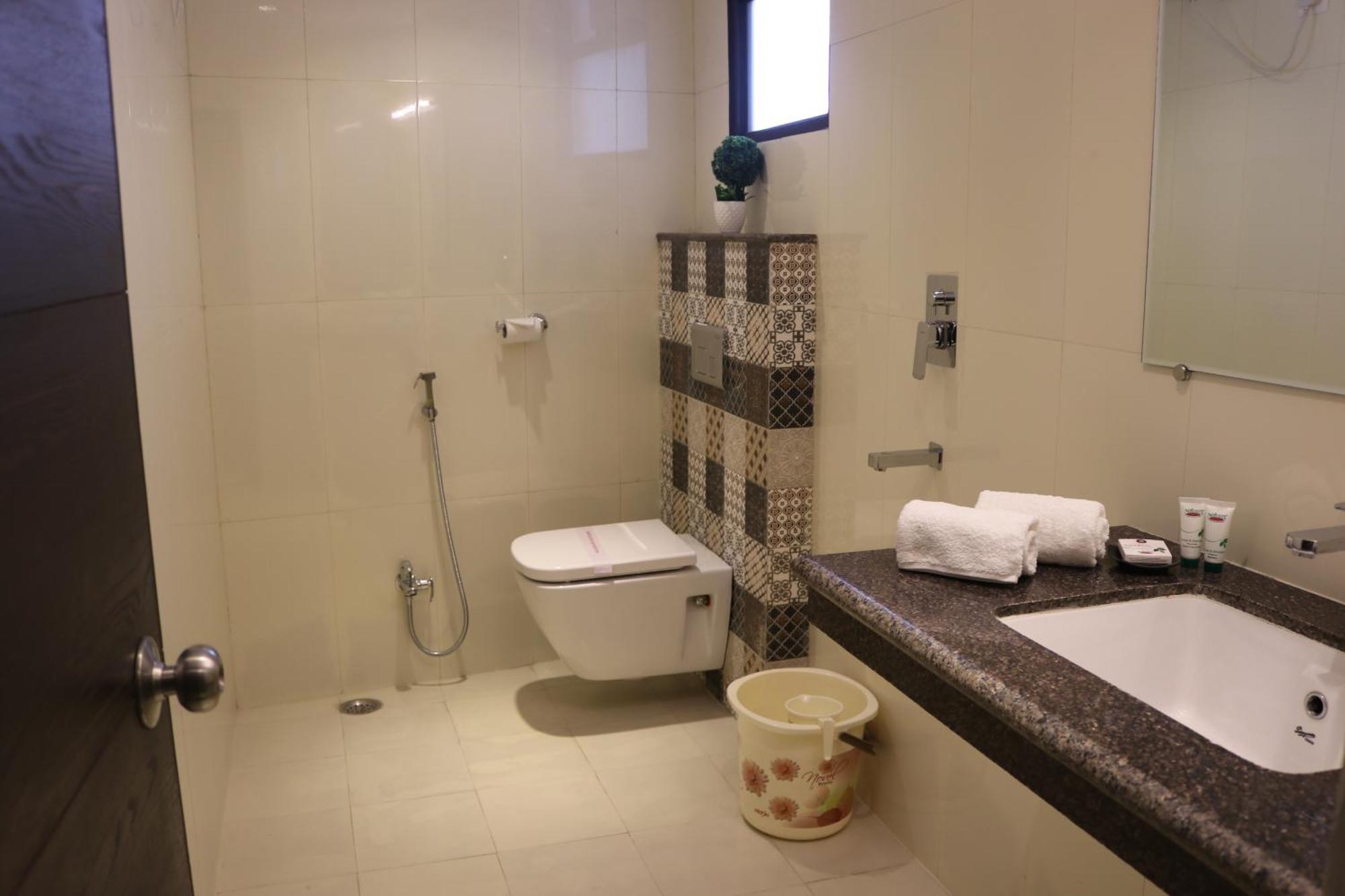 Hotel Solitaire Chinhat Экстерьер фото